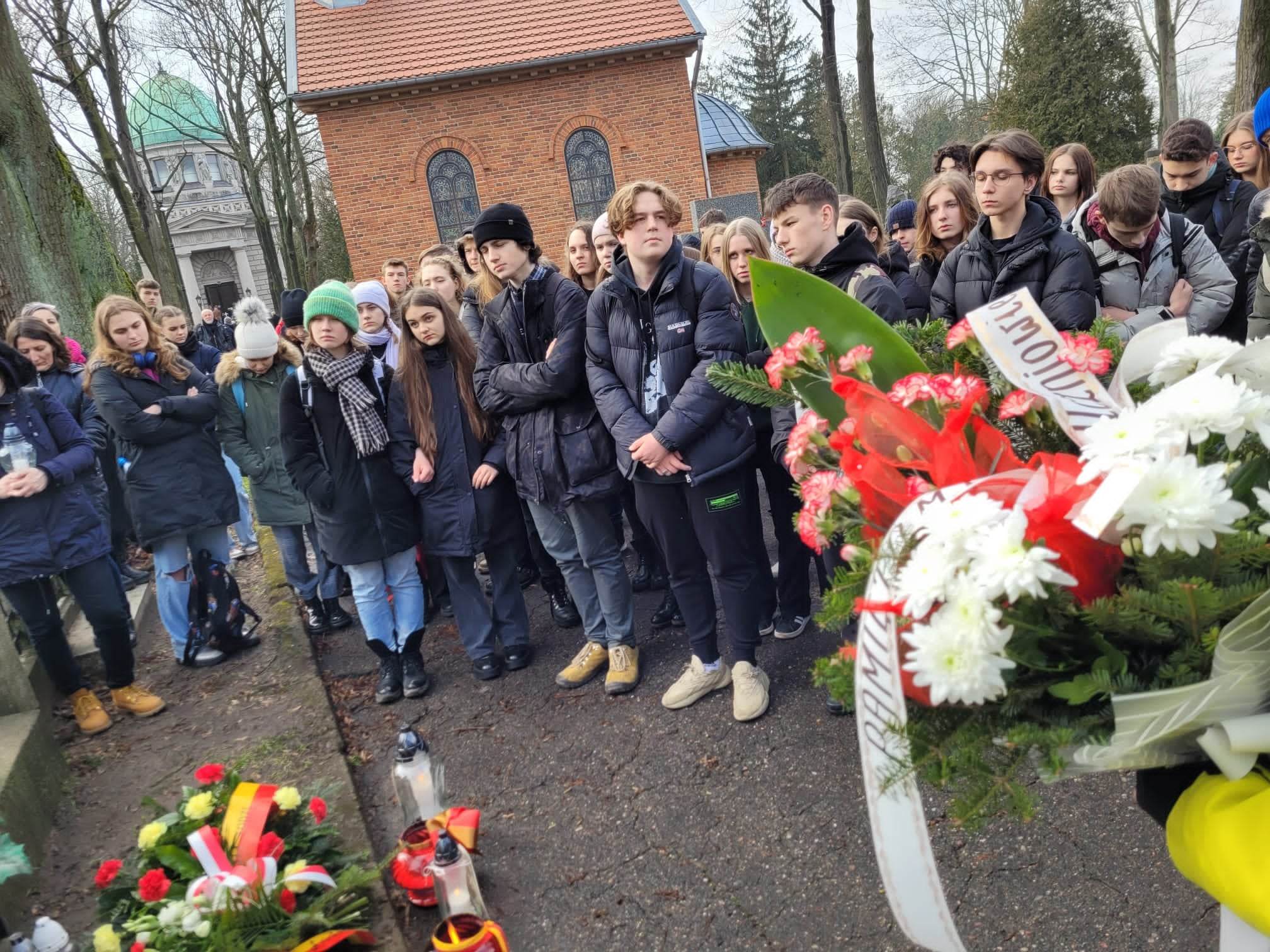 Uczniowie XIII LO przy grobie Marii Piotrowiczowej - patronki szkoły