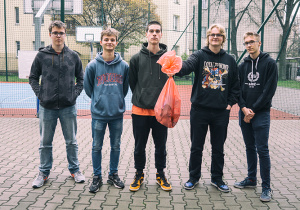 Uczniowie klasy 2d sprzatają okolicę szkoły