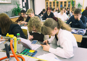 Uczniowie klasy 3b rozwiązują quiz z segregacji śmieci