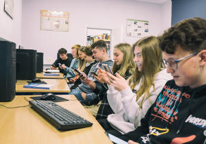 Uczniowie klasy 3c rozwiązują quiz z segregacji śmieci