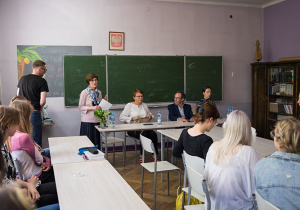 Pani dyrektor Aleksandra Ratuszniak wida gości spotkania