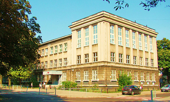 Budynek XIII LO w Łodzi z przed termomodernizacji