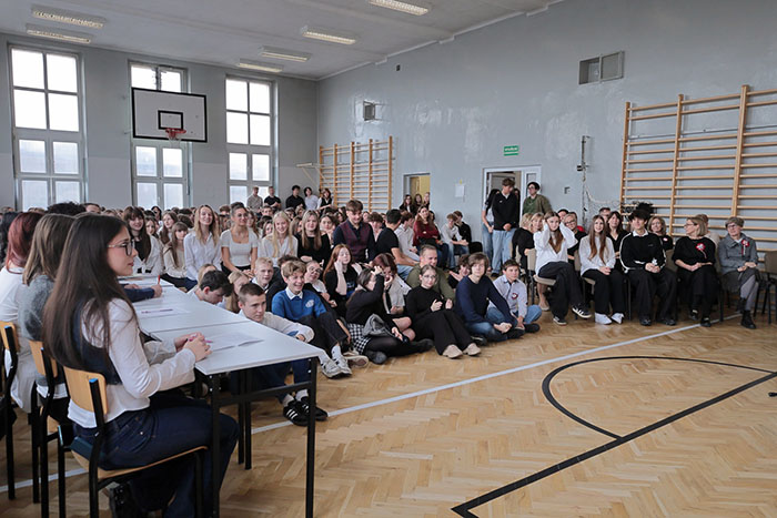 Społeczność XIII LO podczas apelu z okazji Święta Niepodległości