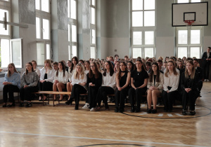 Uczniowie klas maturalnych na zakończeniu roku szkolnego