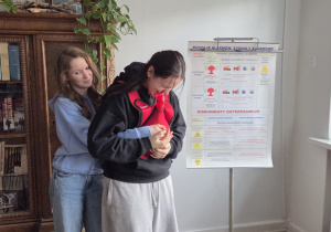 Uczniowie klasy 2a na zajciach z pierwszej pomocy