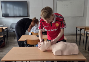 Uczniowie klasy 2a na zajciach z pierwszej pomocy